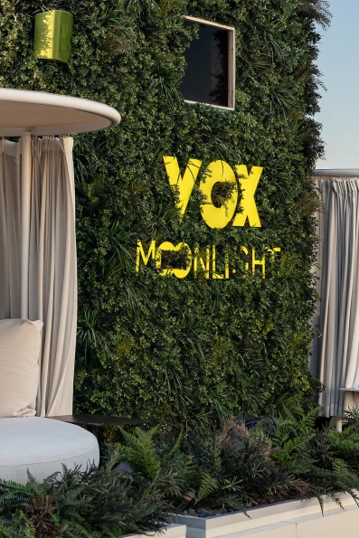 لوحة جدارية خضراء اصطناعية بلون فاتح