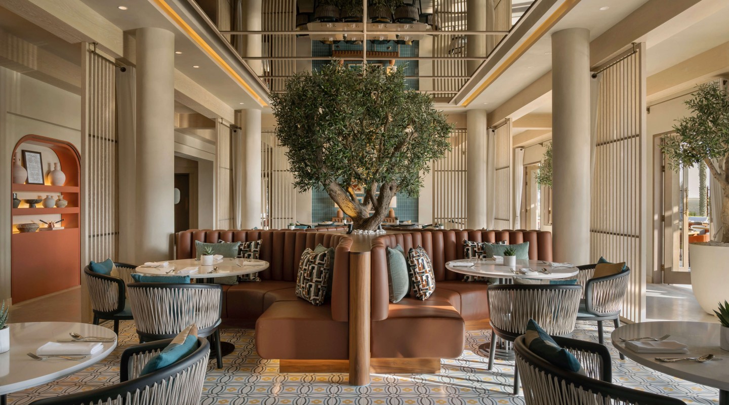 شجرة زيتون صناعية مصممة حسب الطلب مع مقاعد مدمجة