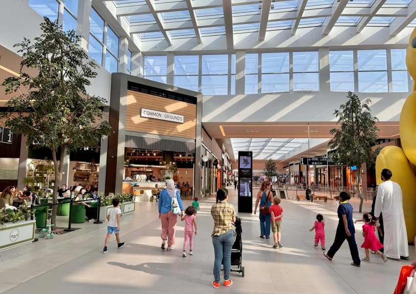 أشجار اللبخ في دبي هيلز مول