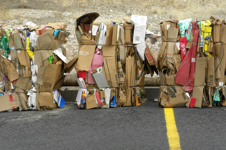 كرتون معبأ في بالات